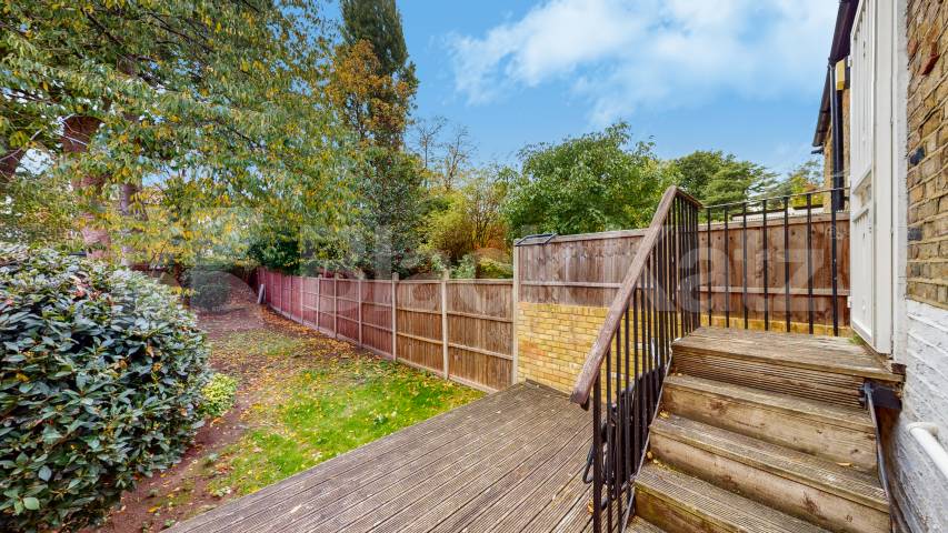 Modern Garden Flat Compayne Gardens, South Hampstead